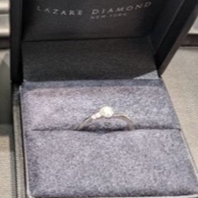【ラザール ダイヤモンド(LAZARE DIAMOND)の口コミ】 もともと、サイドにメレダイヤのついているエンゲージリングのデザインを…