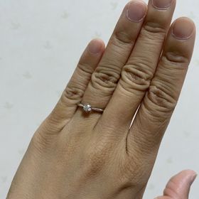 【銀座ダイヤモンドシライシの口コミ】 ダイヤ一粒の、立爪タイプの婚約指輪です。シンプルなものを探していて、…