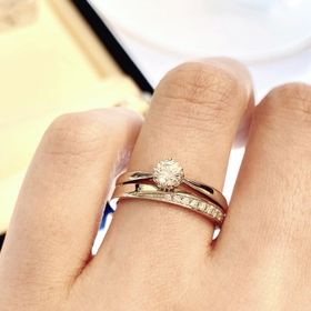 【ヴァンドーム青山(VENDOME AOYAMA)の口コミ】 一見シンプルで王道な一粒のデザインですが、よく見るとお花のような形に…