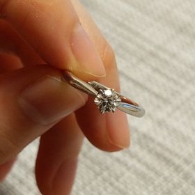 【銀座ダイヤモンドシライシの口コミ】 渡す相手が指の細い方なので、リング自体を細く、ダイヤモンドはあまり上…