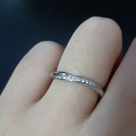 【銀座ダイヤモンドシライシの口コミ】 3件回りましたが、一目惚れでした。ウェーブで、ダイヤは流れるようなデザ…