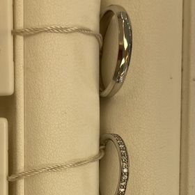 【ウィスプ(WISP)の口コミ】 男性用は角張った感じのシンプルなデザインです。女性用は中央部分にダイ…