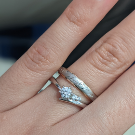 【GALA JEWELRY(ガラジュエリー)の口コミ】 Ｖ字でも少し存在感のあるデザインを提案して頂きました。メレダイヤもつ…