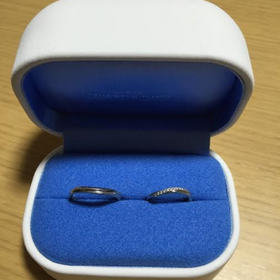 【銀座ダイヤモンドシライシの口コミ】 ウエーブの形でダイヤがついているデザインが初めから気になっていて、何…