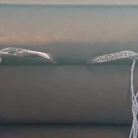 【アイプリモ(I-PRIMO)の口コミ】 ウェーブのデザインに合わせてななめにダイヤが入った指輪です。女性用の…