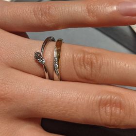 【ケイウノ ブライダル(K.UNO BRIDAL)の口コミ】 婚約指輪を見に行ったのですがV字デザインを探す中でも、ケイウノさんの流…