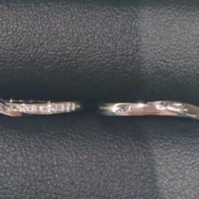 【俄(にわか)の口コミ】 ウェーブで動きのあるデザイン、ななめにダイヤが入った指輪です。ダイヤ…