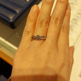 【銀座ダイヤモンドシライシの口コミ】 ストレートかストレート寄りのウェーブで、メレダイヤつきの結婚指輪を探…