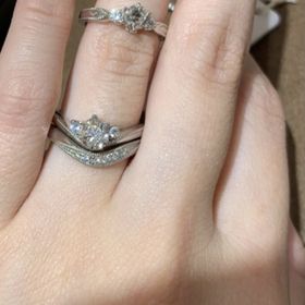 【アンジェリックフォセッテ(Angelique Fossette)の口コミ】 V字のデザインを探していてお勧めしていただきました。V字なので、指が細…