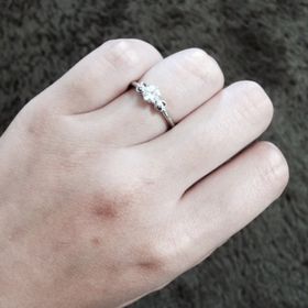 【ケイウノ ブライダル(K.UNO BRIDAL)の口コミ】 ダイヤ一つのシンプルデザインではなく、両側がハート型になっていて、ハ…