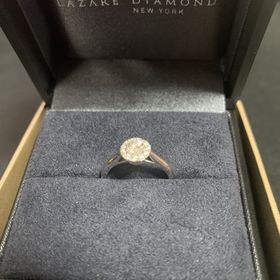 【ラザール ダイヤモンド(LAZARE DIAMOND)の口コミ】 デザイン性がある婚約指輪が好みでしたので、こちらの取り巻きデザインが…