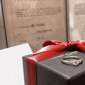 【ラザール ダイヤモンド(LAZARE DIAMOND)の口コミ】 ストレートやウェーブ様々なデザインがあり、ダイヤモンドと台座を別々に…