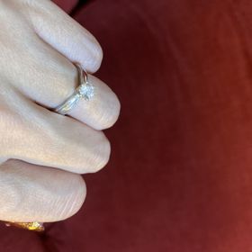 【MAILE(マイレ)】の口コミ 指輪の内側にデザインを彫れるところに一目惚れしました。
外した時にちら...