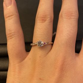 【Mori’s Ruby(モリスルビー)】の口コミ ダイヤモンドだけの婚約指輪と違って、ルビーがあることで、色やデザインの...