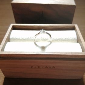 【PORTADA(ポルターダ)の口コミ】 爪が小さく、指が細く、全体的に小柄な手です。
リングがまっすぐのストレ…