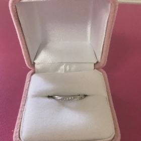 【Something Blue(サムシングブルー)の口コミ】 ストレートライン、シンプルデザインに細かいダイヤモンドが入っているこ…