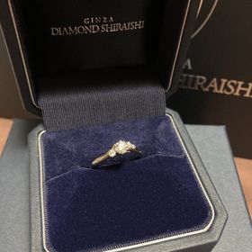 【銀座ダイヤモンドシライシの口コミ】 デザイン:A Piece Of Love
デザインは指の形的にウェーブが合うのと、アシ…