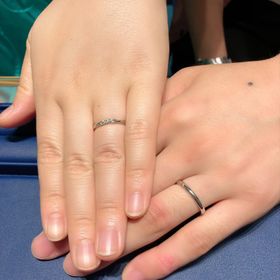 【銀座ダイヤモンドシライシの口コミ】 ダイヤが入っているデザインで、指が綺麗に見えるものを探していました。…