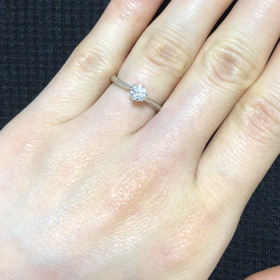 【エクセルコダイヤモンド(EXELCO DIAMOND)の口コミ】 私は手が小さく指も短いのと関節の節がある方なので、似合う婚約指輪があ…