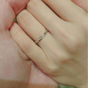 【銀座ダイヤモンドシライシの口コミ】 上品なダイヤ付きの結婚指輪です。
ずっと見ていたくなるようなデザインで…