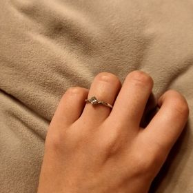 【俄(にわか)の口コミ】 細身のデザインにダイヤがよく映えます。また、俄独自のダイヤのカットに…