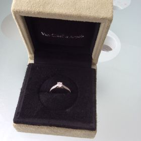 【ヴァン クリーフ＆アーペル(Van Cleef & Arpels)の口コミ】 主人と一緒に決めました。大ぶりすぎず小ぶりすぎない石がなんとも言えず…