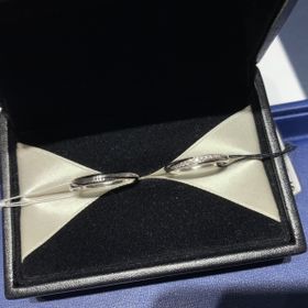 【エクセルコダイヤモンド(EXELCO DIAMOND)の口コミ】 ウェーブかストレートの形でメレダイヤが入ったものを探していました。実…