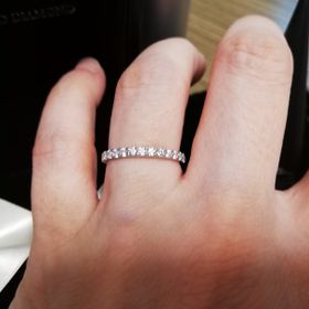 【エクセルコダイヤモンド(EXELCO DIAMOND)の口コミ】 水晶婚の記念になる指輪を探していたので、結婚指輪と重ねづけしやすいの…