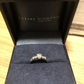 【ラザール ダイヤモンド(LAZARE DIAMOND)の口コミ】 一粒ダイヤの両端にメレダイヤがセットされていて、上から見ても、横から…