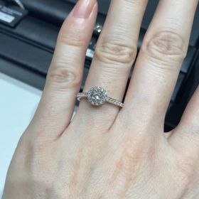 【ラザール ダイヤモンド(LAZARE DIAMOND)の口コミ】 セントパトリック28を試着しました。
センターストーンをメレダイヤで囲み…