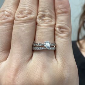【ティファニー(Tiffany & Co.)の口コミ】 指輪を結婚指輪と婚約指輪を重ね付けする予定でしたので、試着も重ね付け…