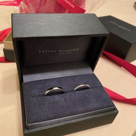 【ラザール ダイヤモンド(LAZARE DIAMOND)の口コミ】 婚約指輪はシックなデザインで、ダイヤの光がすごく入りやすく綺麗に見え…