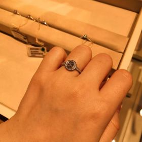 【ピアジェ(PIAGET)の口コミ】 ヘイロータイプを探していて試着しました。真ん中のダイヤが浮いているよ…