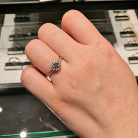 【ラザール ダイヤモンド(LAZARE DIAMOND)の口コミ】 ヘイロータイプを探して試着しました。アームにラインメレがあるタイプが…