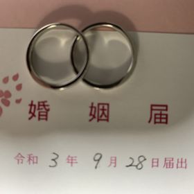 【銀座ダイヤモンドシライシの口コミ】 シンプルでつけ心地は気にならない細身のものを探していました。この指輪…