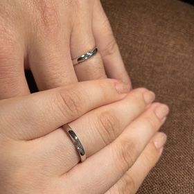 【銀座ダイヤモンドシライシの口コミ】 着け心地を重視し、二人にとって1番しっくりくるものを選びました。手の形…