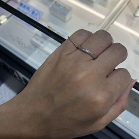 【ソフィフェリエの口コミ】 シンプルなデザインで、ウェーブがかかっているので、指が綺麗に見えると…