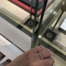 【ROYAL ASSCHER(ロイヤル・アッシャー)の口コミ】 8角形で変わったデザインでとても可愛かったです。
カッティングが綺麗な…