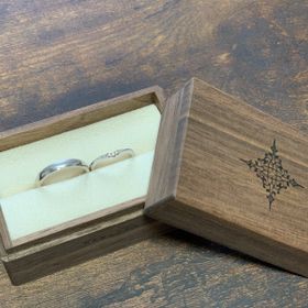 【PORTADA(ポルターダ)の口コミ】 女性用はV字、男性用はストレートのペアリングでしたが、男性用もV字風の…