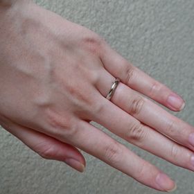 【ティファニー(Tiffany & Co.)の口コミ】 結婚指輪なので、シンプルで長く使えるものを探していました。特に女性は…