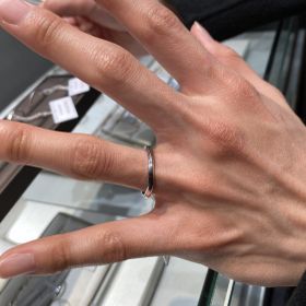 【アイプリモ(I-PRIMO)の口コミ】 ストレートリングとの一番の違いは、光の反射の違いで自分の方から見た感…