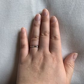 【銀座ダイヤモンドシライシの口コミ】 細くて、ダイヤが付いていて一瞬で一目惚れして旦那もこれでしょみたいな…