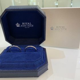 【ROYAL ASSCHER(ロイヤル・アッシャー)の口コミ】 シンプルな指輪を探していたのですが、この指輪を試着してダイヤモンドの…
