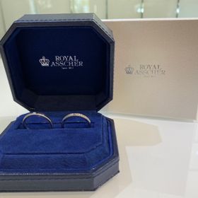 【ROYAL ASSCHER(ロイヤル・アッシャー)】の口コミ シンプルな指輪を探していたのですが、この指輪を試着してダイヤモンドの白...