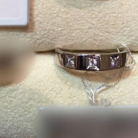 【TRECENTI(トレセンテ)の口コミ】 フラットなデザインと輝くダイヤモンドが綺麗な事が気に入り選びました。…