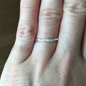 【THE KISS(ザ・キッス)の口コミ】 以前にも、同じブランドでペアリングを購入したことがあり、左手小指には…