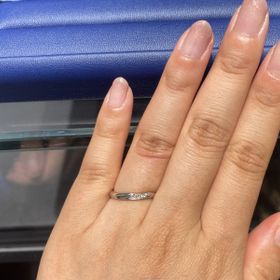 【銀座ダイヤモンドシライシの口コミ】 細身で仕事にも問題なく付けられるデザインを探していました。ウェーブの…