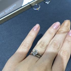 【ラザール ダイヤモンド(LAZARE DIAMOND)の口コミ】 センター石のまわりをメレダイヤが囲む形のデザインです。
アーム部分が細…