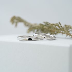 【THREE TREES(スリーツリーズ)の口コミ】 夫婦2人だけのデザインでシンプルな指輪が
欲しかった。
どんな角度から見…