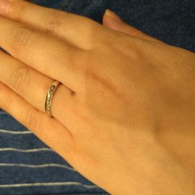 【アイプリモ(I-PRIMO)の口コミ】 ダイヤモンドが上下にセッティングされていて、あまり派手ではないもの、…